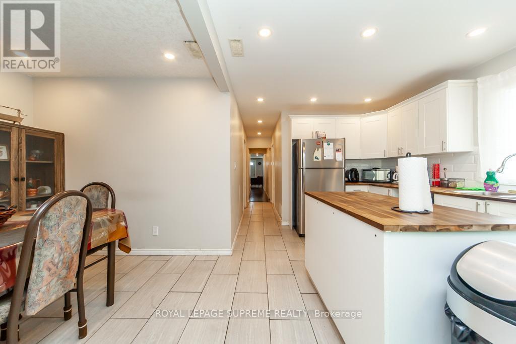 13 Robins Avenue, Hamilton, ON - Indoor Photo Showing Kitchen