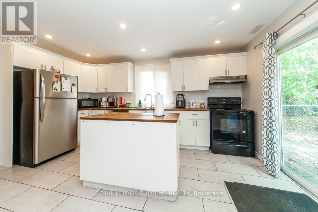 13 Robins Avenue, Hamilton, ON - Indoor Photo Showing Kitchen