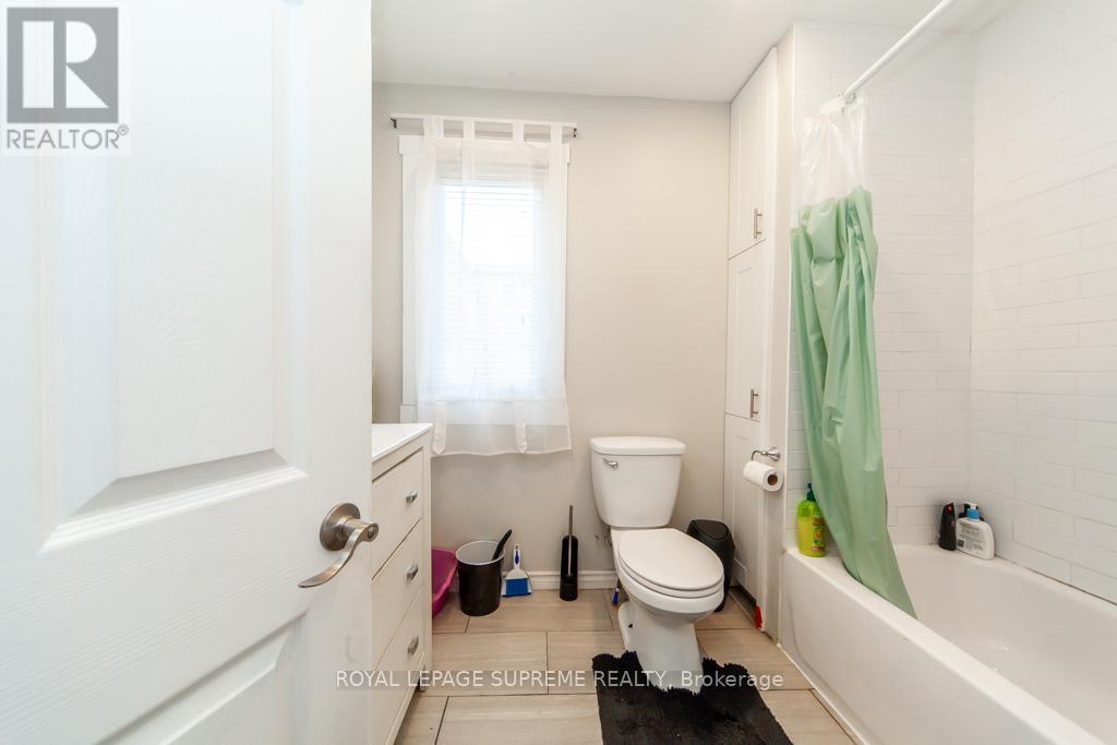 13 Robins Avenue, Hamilton, ON - Indoor Photo Showing Bathroom