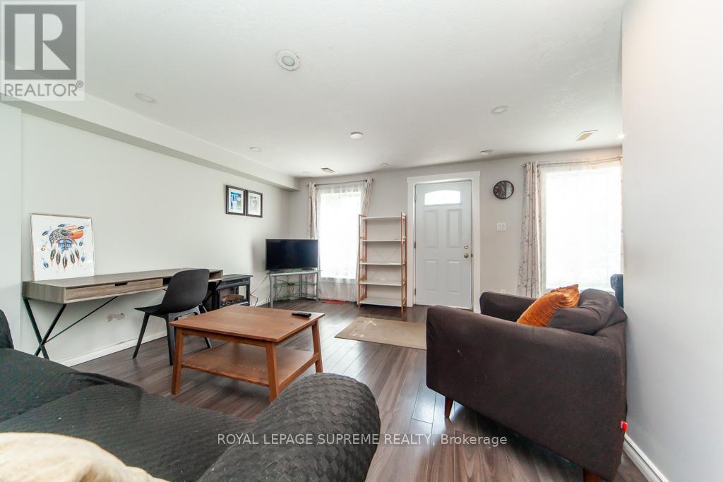13 Robins Avenue, Hamilton, ON - Indoor Photo Showing Living Room
