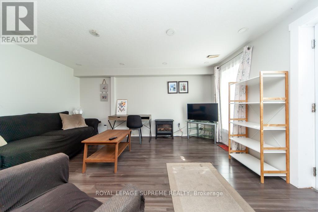 13 Robins Avenue, Hamilton, ON - Indoor Photo Showing Living Room