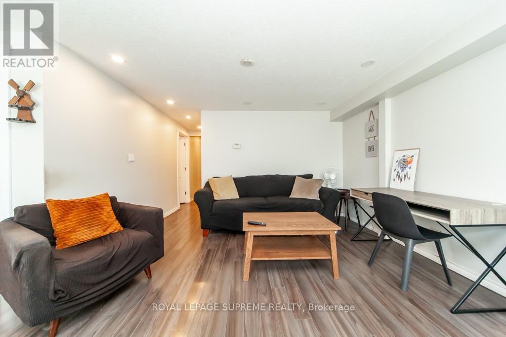 13 Robins Avenue, Hamilton, ON - Indoor Photo Showing Living Room