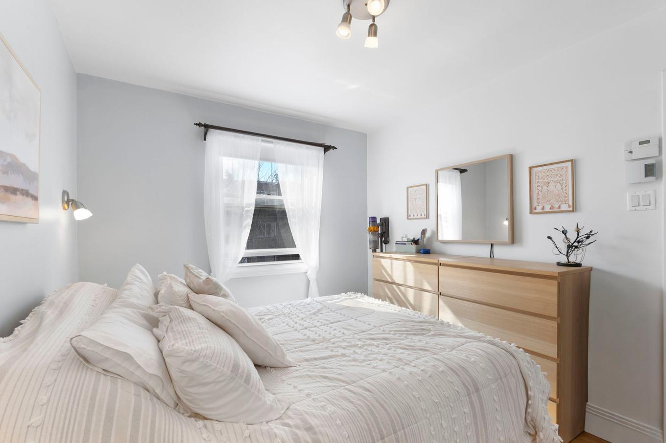 Primary bedroom - 2194 - 2196 Rue Cardinal, Montréal (Le Sud-Ouest), QC - Indoor Photo Showing Bedroom