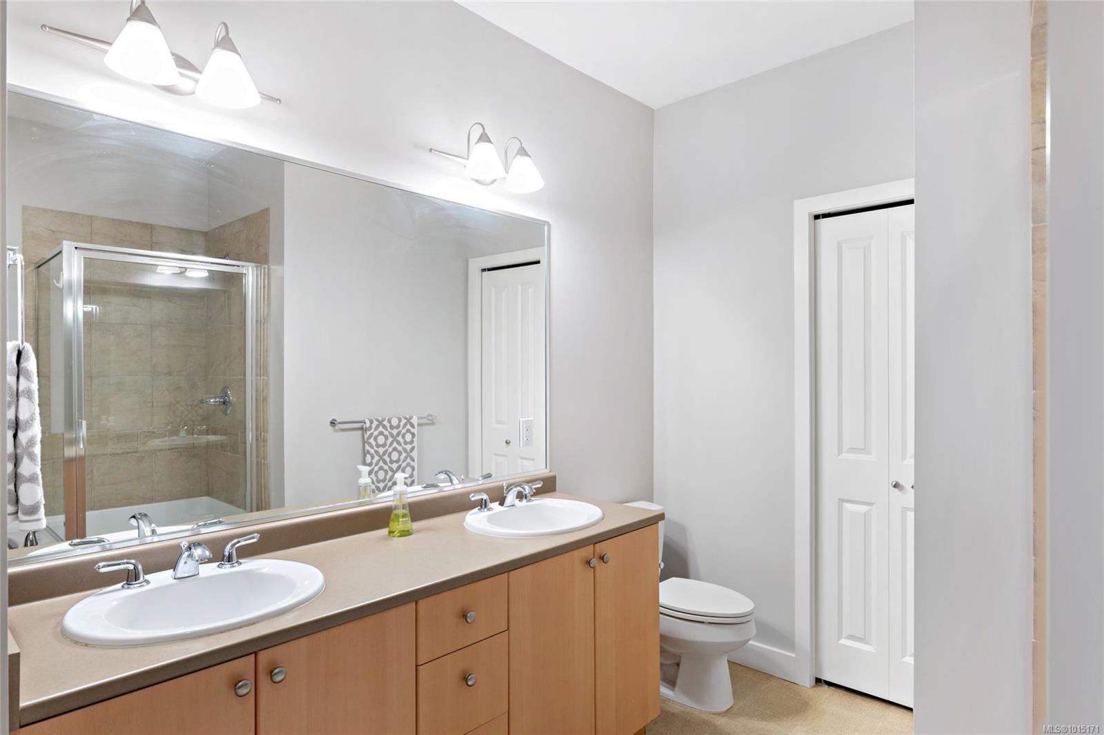 403C-1115 Craigflower Rd, Esquimalt, BC - Indoor Photo Showing Bathroom