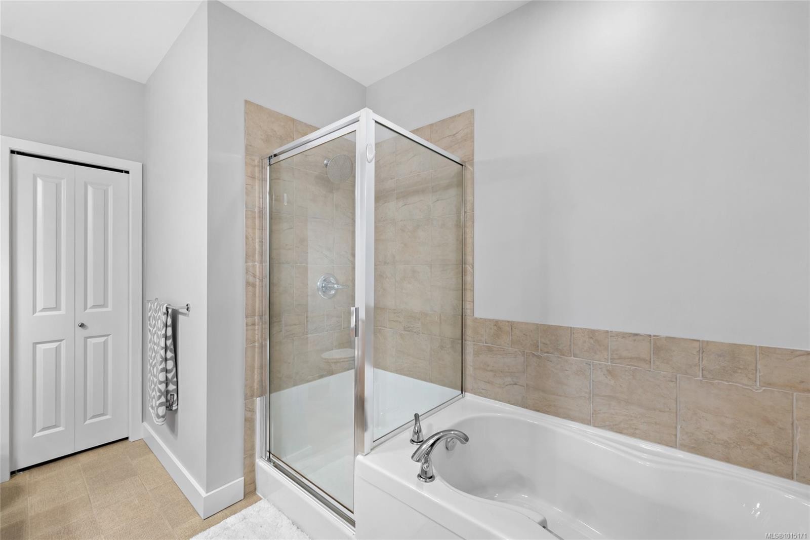 403C-1115 Craigflower Rd, Esquimalt, BC - Indoor Photo Showing Bathroom