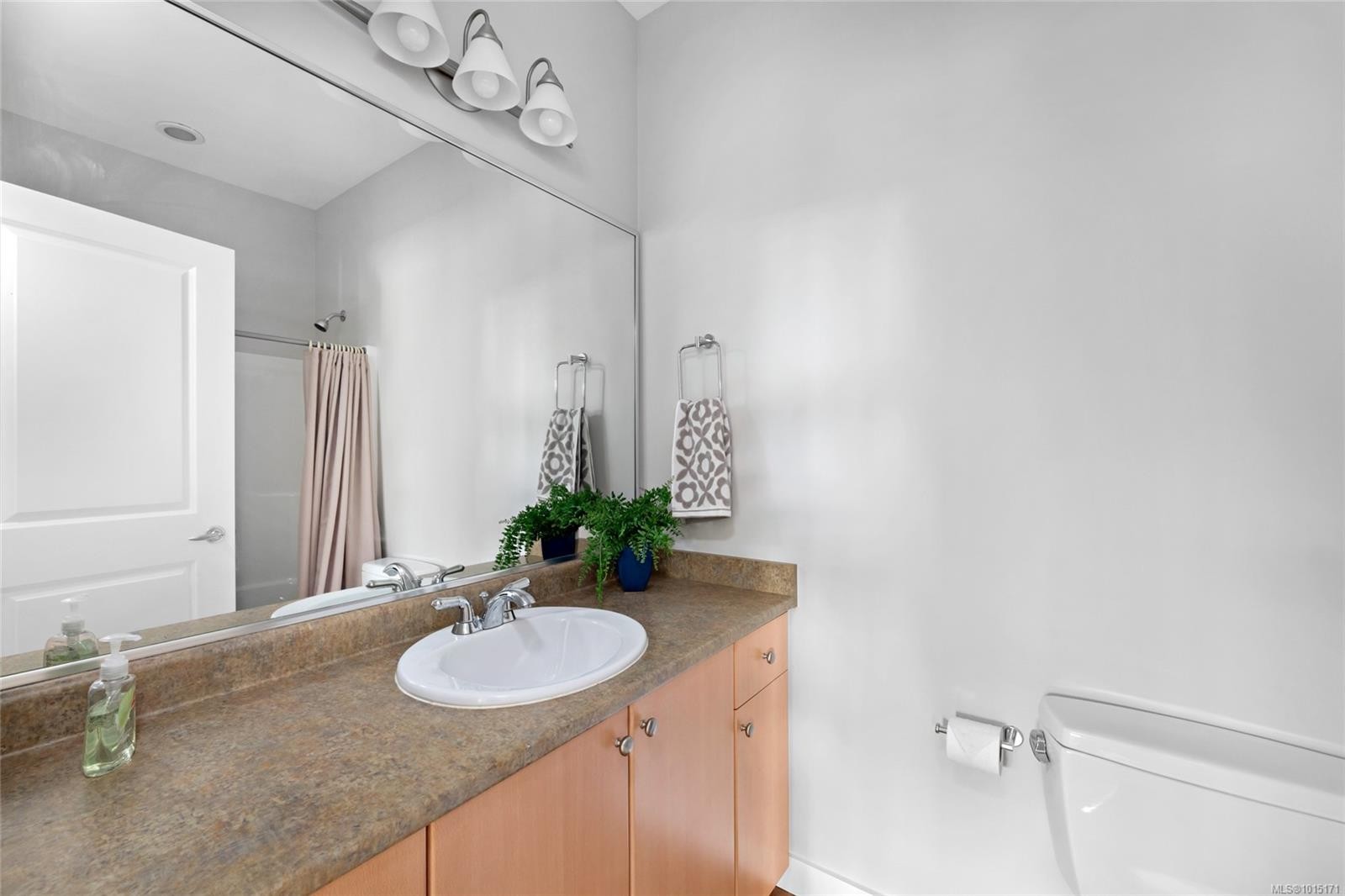 403C-1115 Craigflower Rd, Esquimalt, BC - Indoor Photo Showing Bathroom