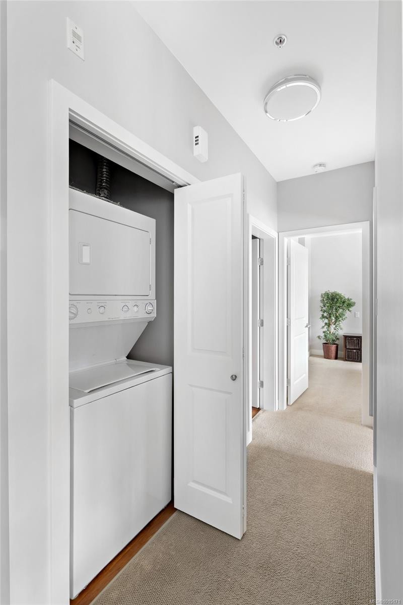 403C-1115 Craigflower Rd, Esquimalt, BC - Indoor Photo Showing Laundry Room