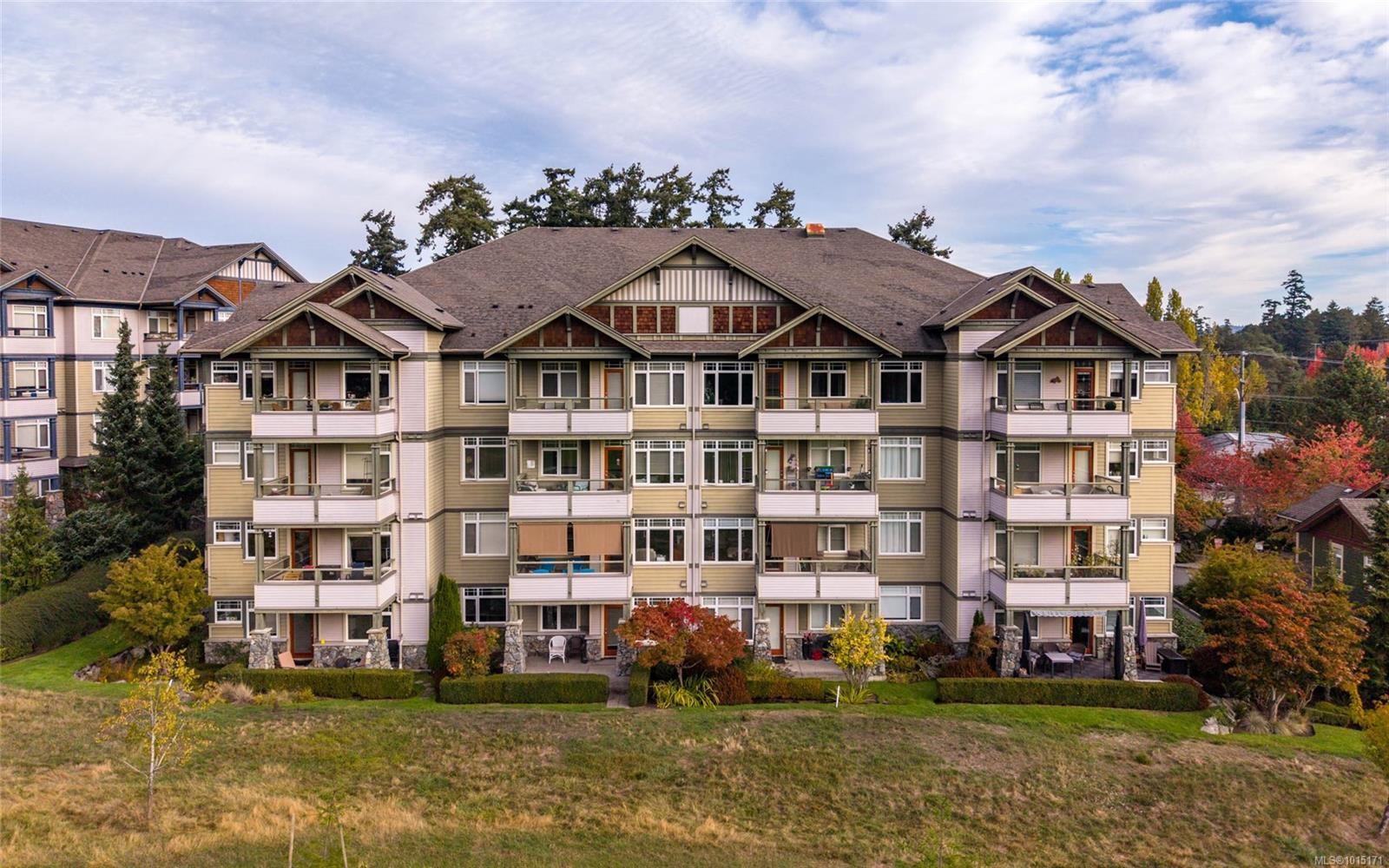 403C-1115 Craigflower Rd, Esquimalt, BC - Outdoor With Facade