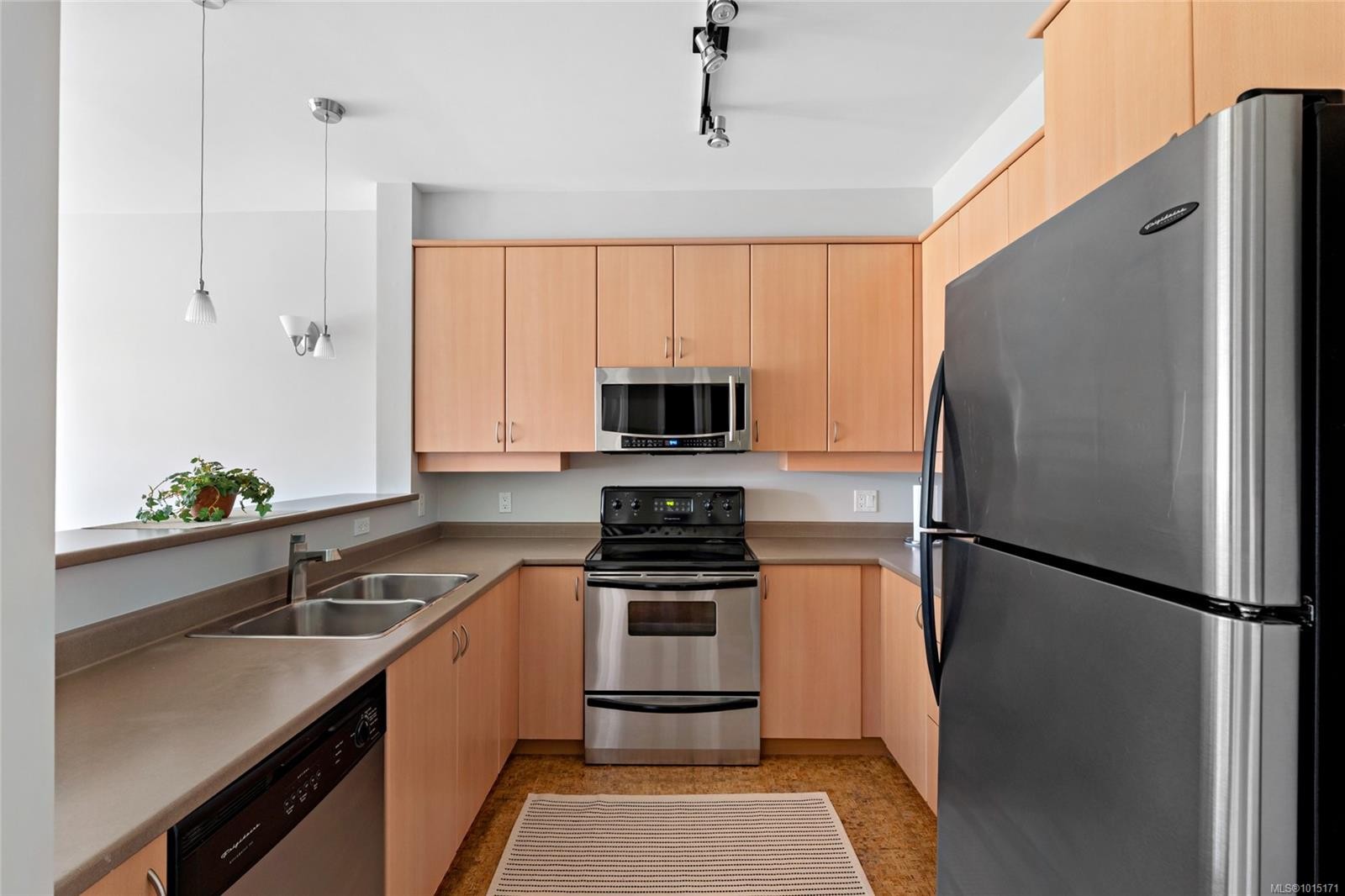 403C-1115 Craigflower Rd, Esquimalt, BC - Indoor Photo Showing Kitchen With Double Sink