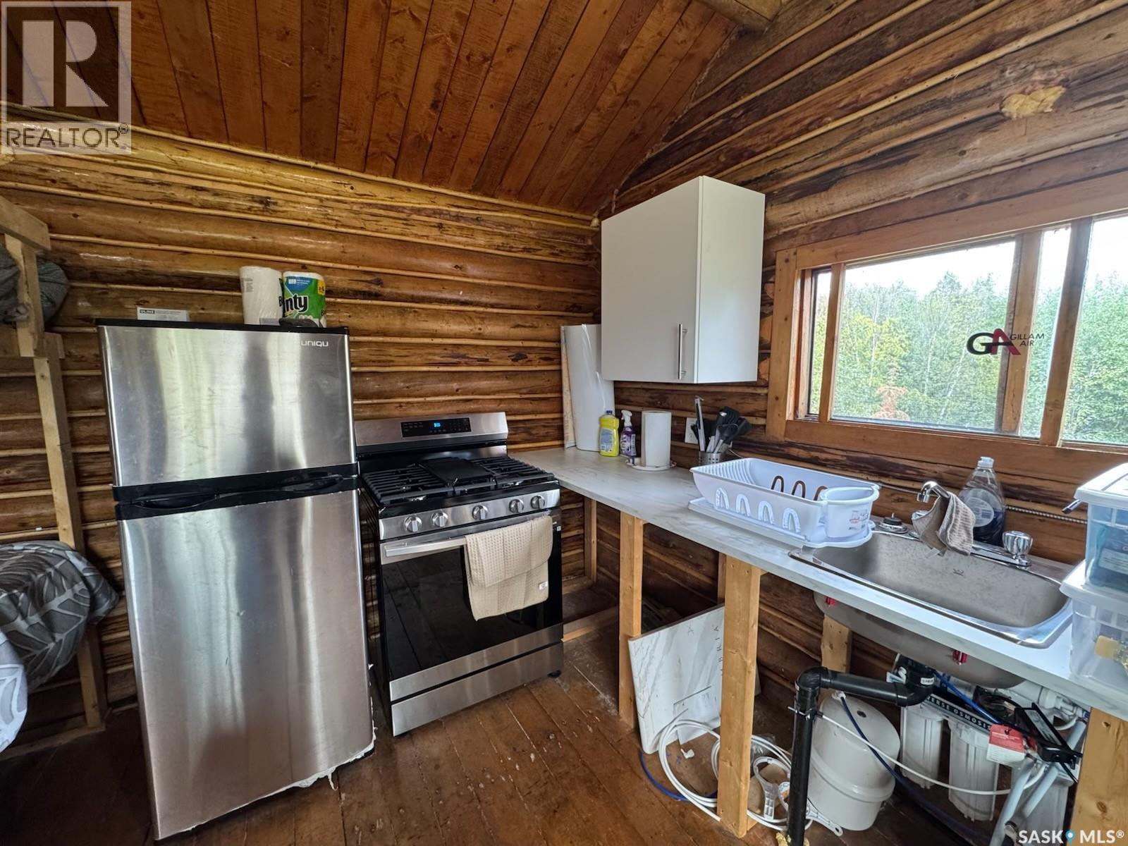 Cabin On Island Near Mooney Beach, Lac La Ronge Provincial Park, SK - Indoor Photo Showing Kitchen