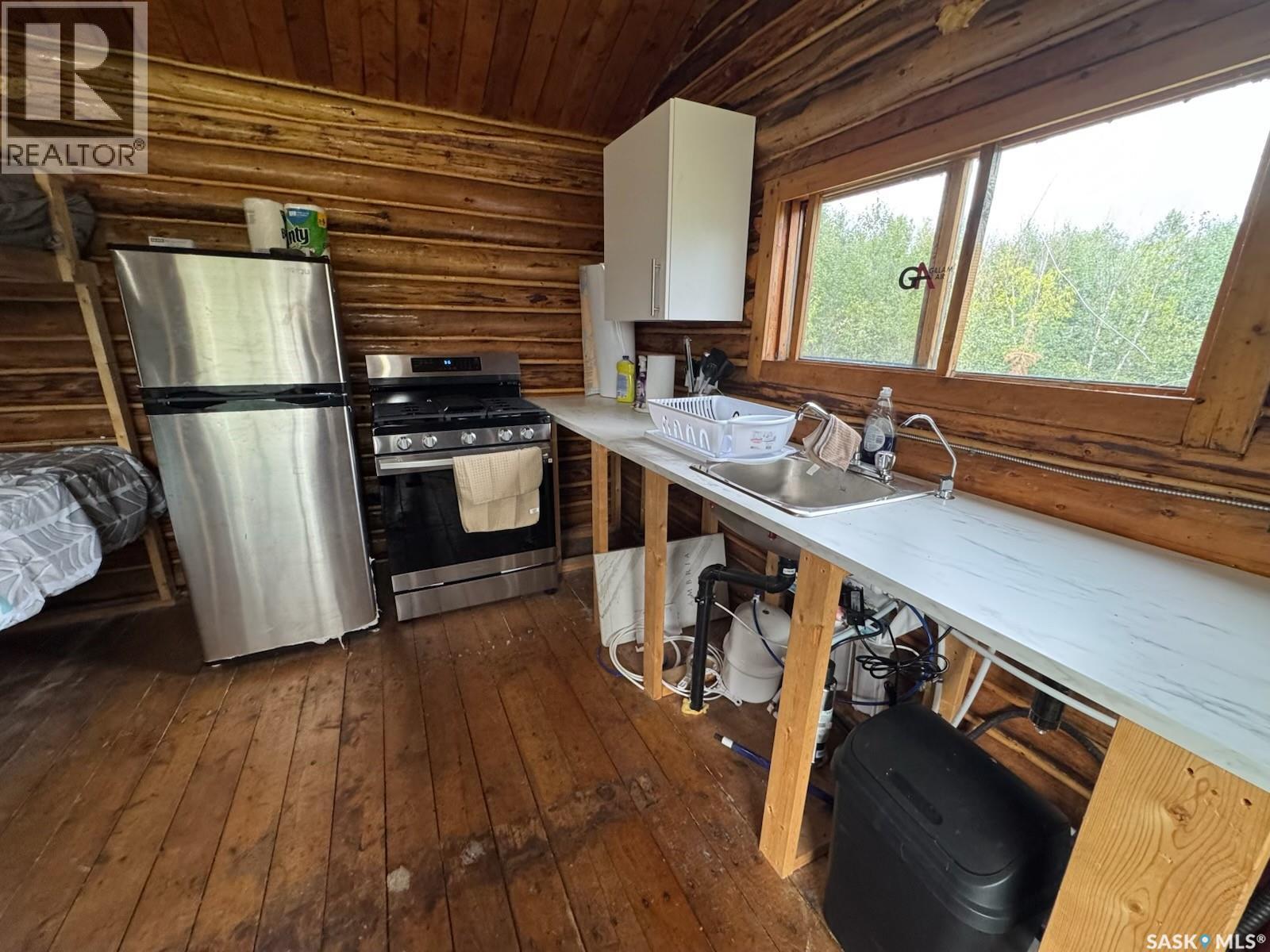 Cabin On Island Near Mooney Beach, Lac La Ronge Provincial Park, SK - Indoor Photo Showing Kitchen