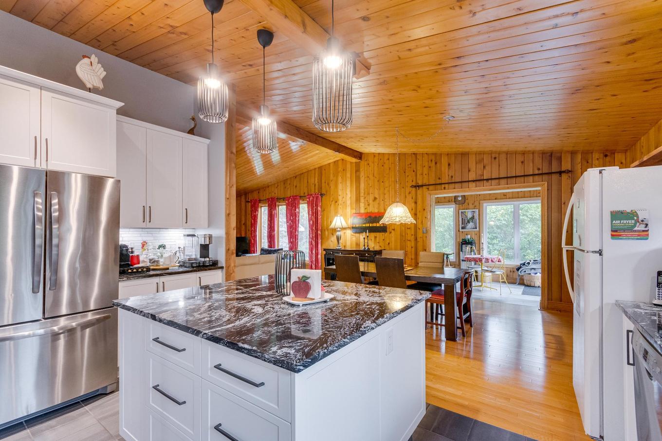 Kitchen - 6 Rue De L'Abitibi, Cantley, QC - Indoor Photo Showing Kitchen With Upgraded Kitchen