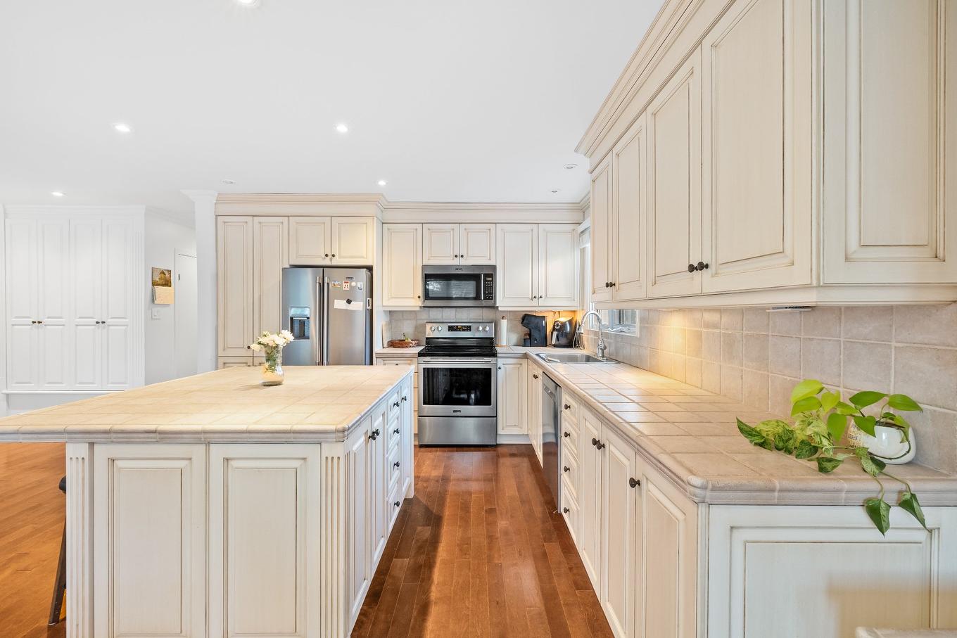 Cuisine - 71 Rue Canterbury, Dollard-Des-Ormeaux, QC - Indoor Photo Showing Kitchen With Upgraded Kitchen