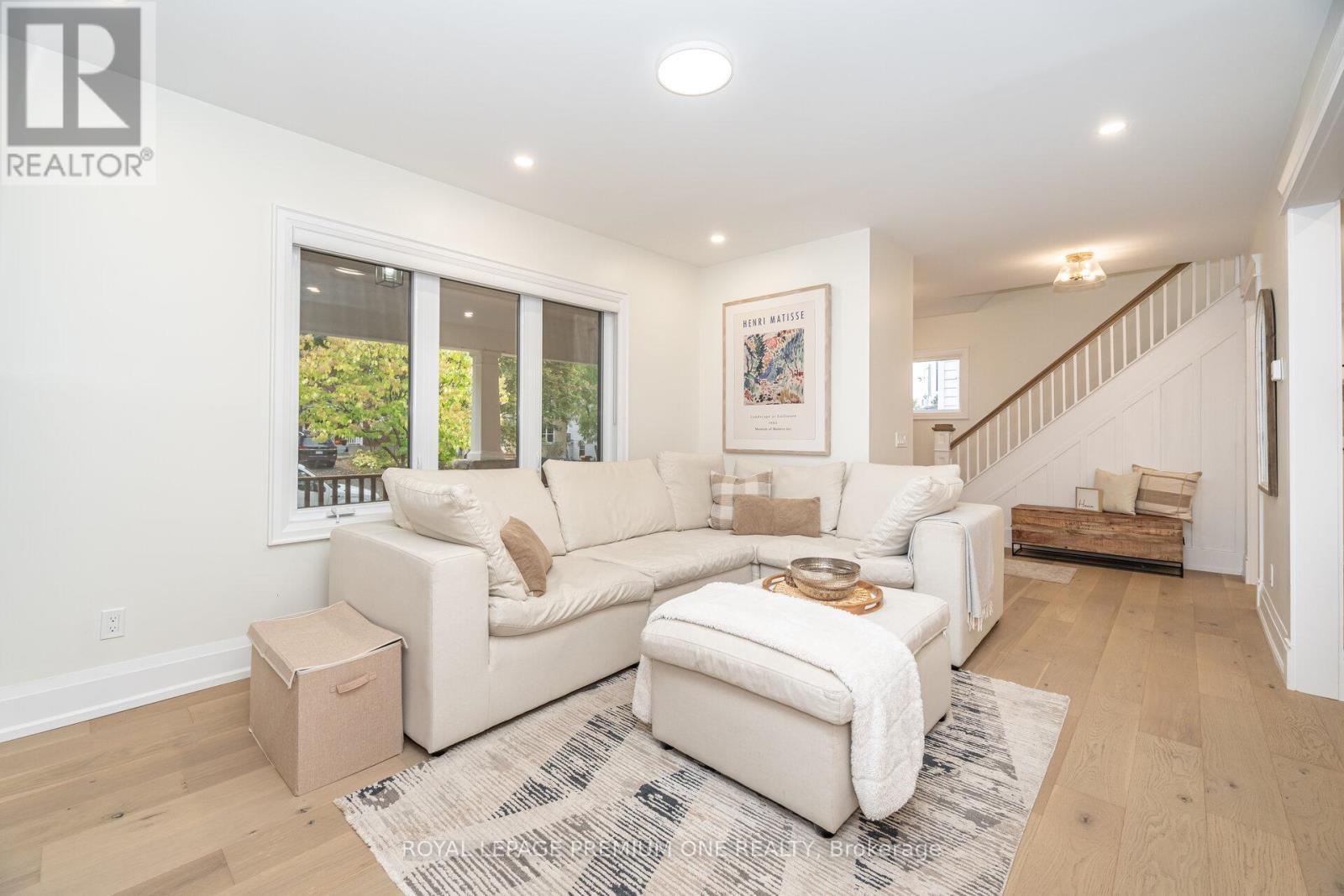 301 Court Street, Newmarket, ON - Indoor Photo Showing Living Room