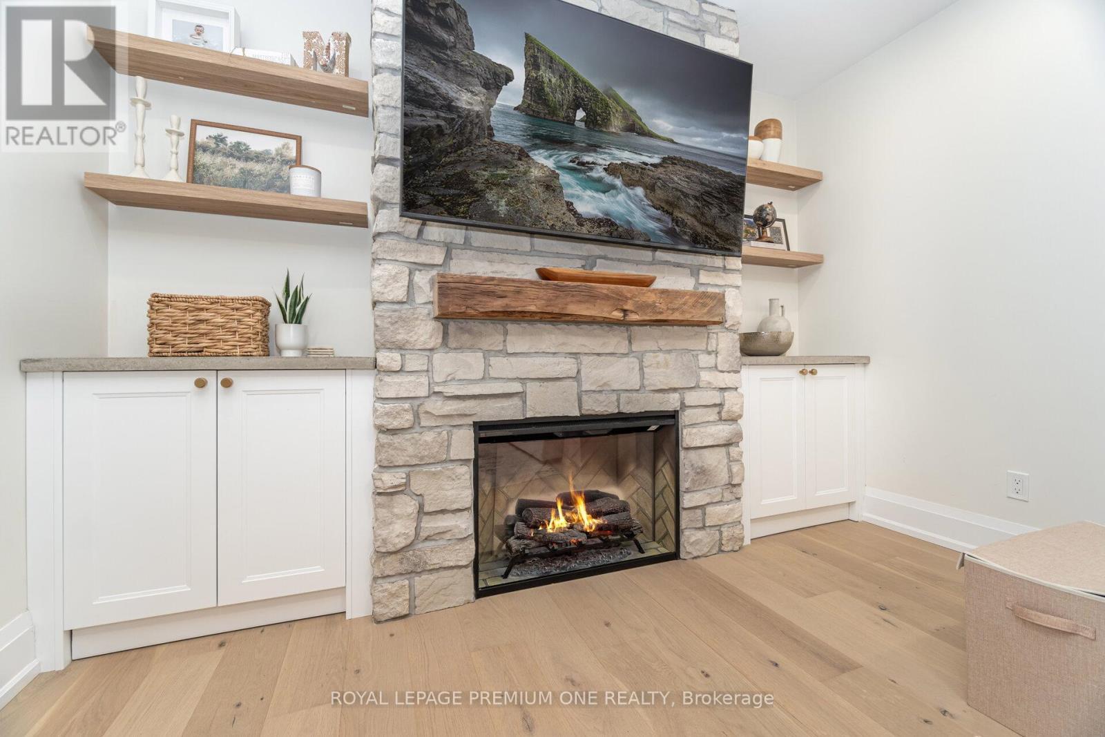 301 Court Street, Newmarket, ON - Indoor With Fireplace