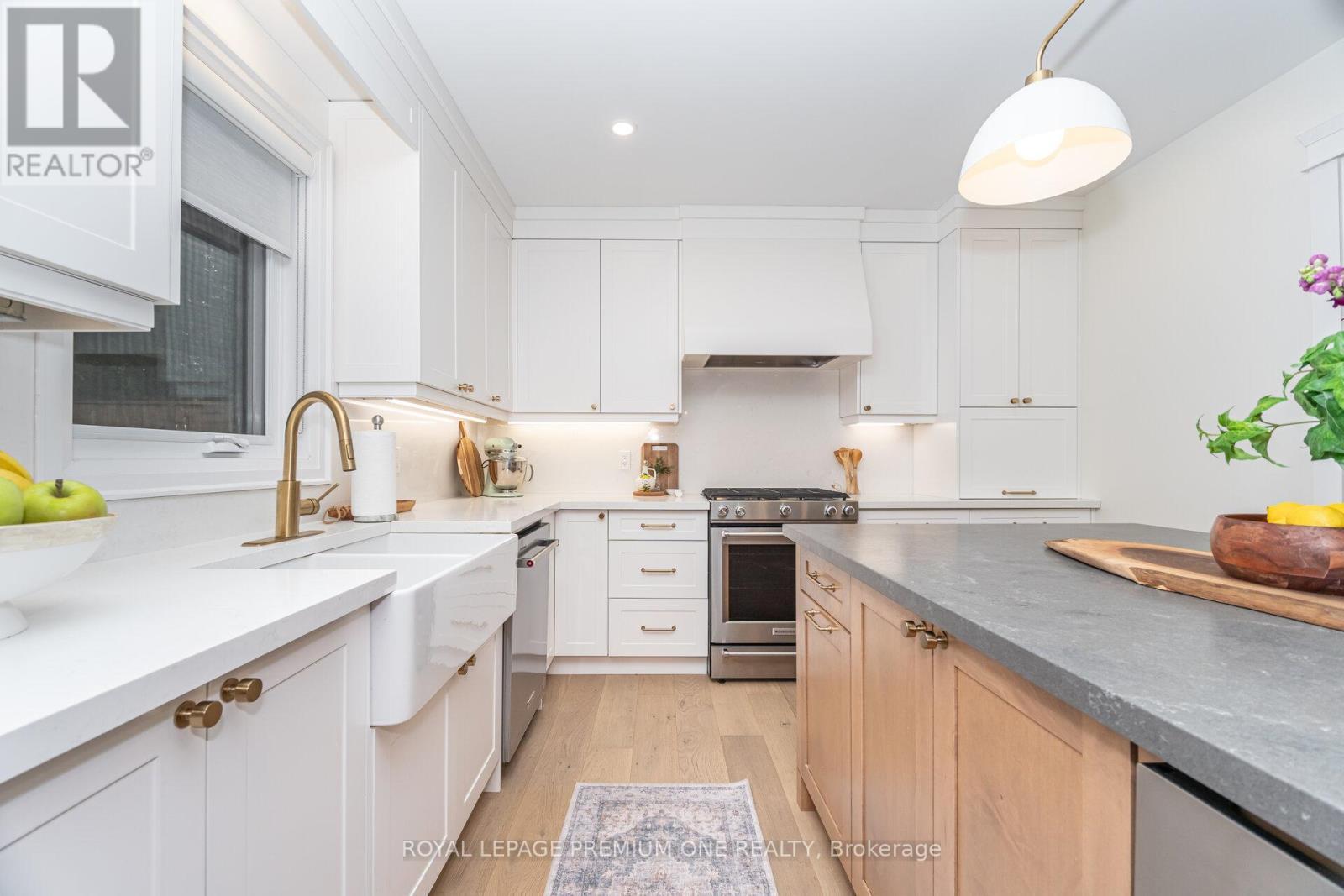 301 Court Street, Newmarket, ON - Indoor Photo Showing Kitchen With Upgraded Kitchen