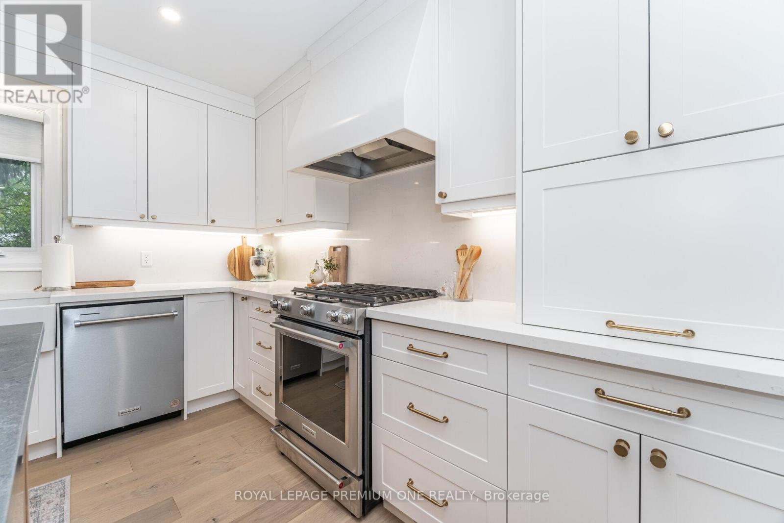 301 Court Street, Newmarket, ON - Indoor Photo Showing Kitchen With Upgraded Kitchen