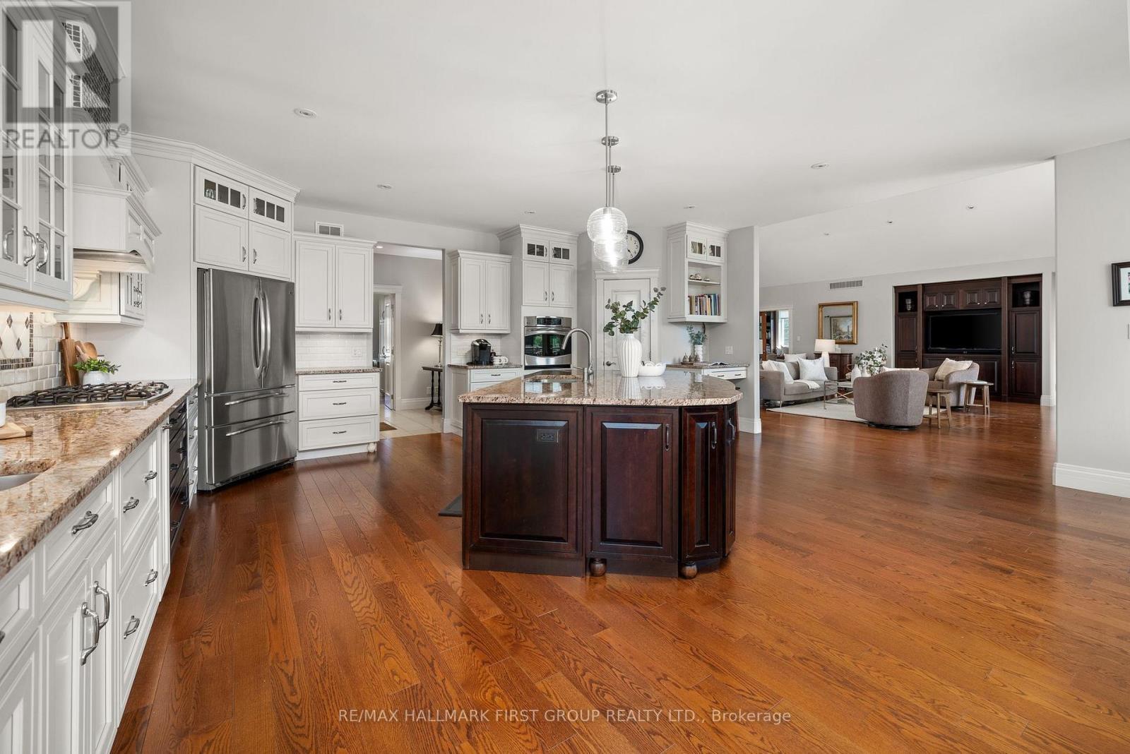 22 Rosslyn Drive, Brighton, ON - Indoor Photo Showing Kitchen With Upgraded Kitchen