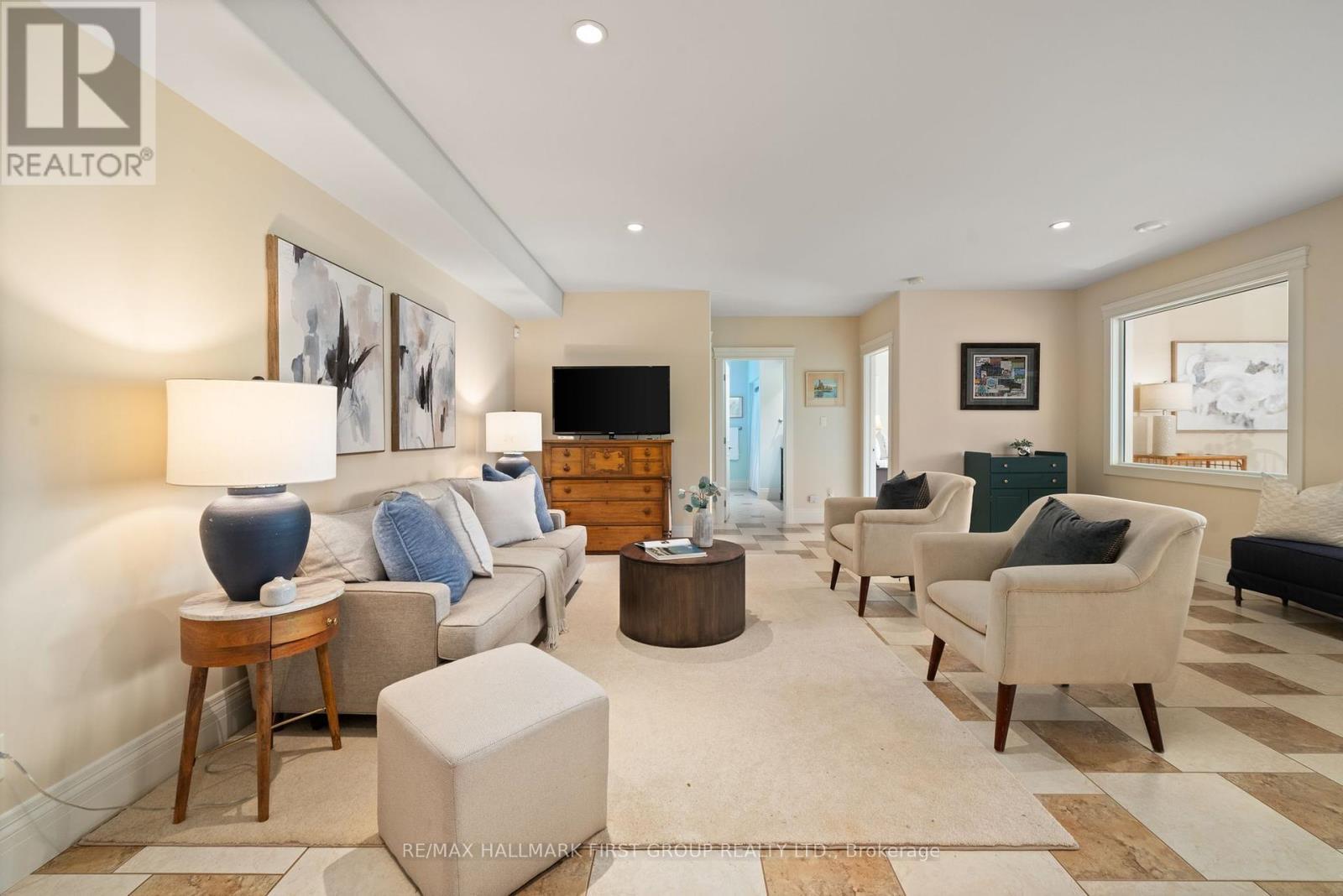 22 Rosslyn Drive, Brighton, ON - Indoor Photo Showing Living Room