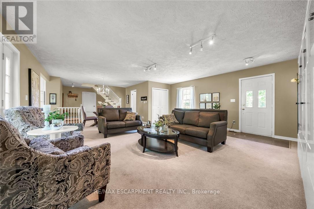 1042 River Road, Haldimand, ON - Indoor Photo Showing Living Room