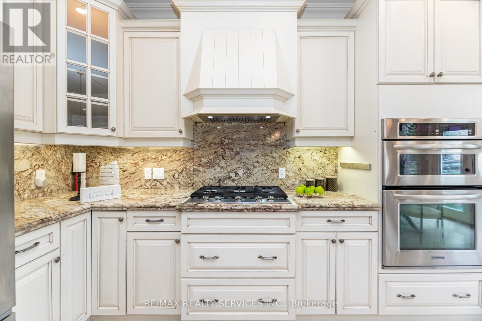 9 Lorupe Court, Hamilton, ON - Indoor Photo Showing Kitchen With Upgraded Kitchen