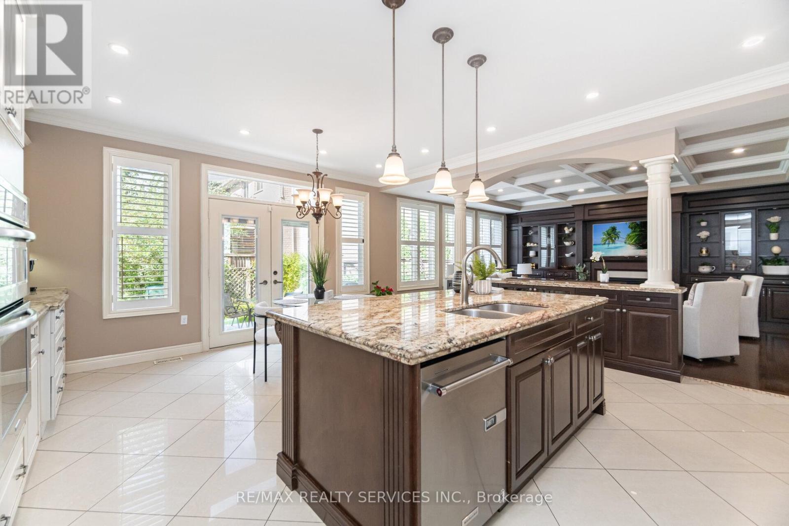 9 Lorupe Court, Hamilton, ON - Indoor Photo Showing Kitchen With Double Sink With Upgraded Kitchen