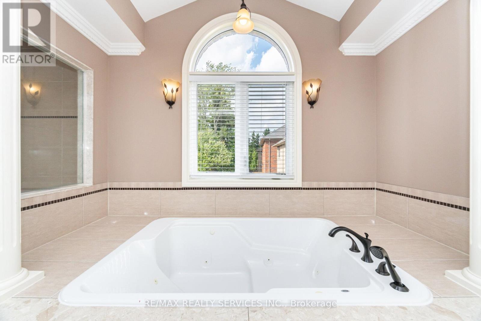 9 Lorupe Court, Hamilton, ON - Indoor Photo Showing Bathroom
