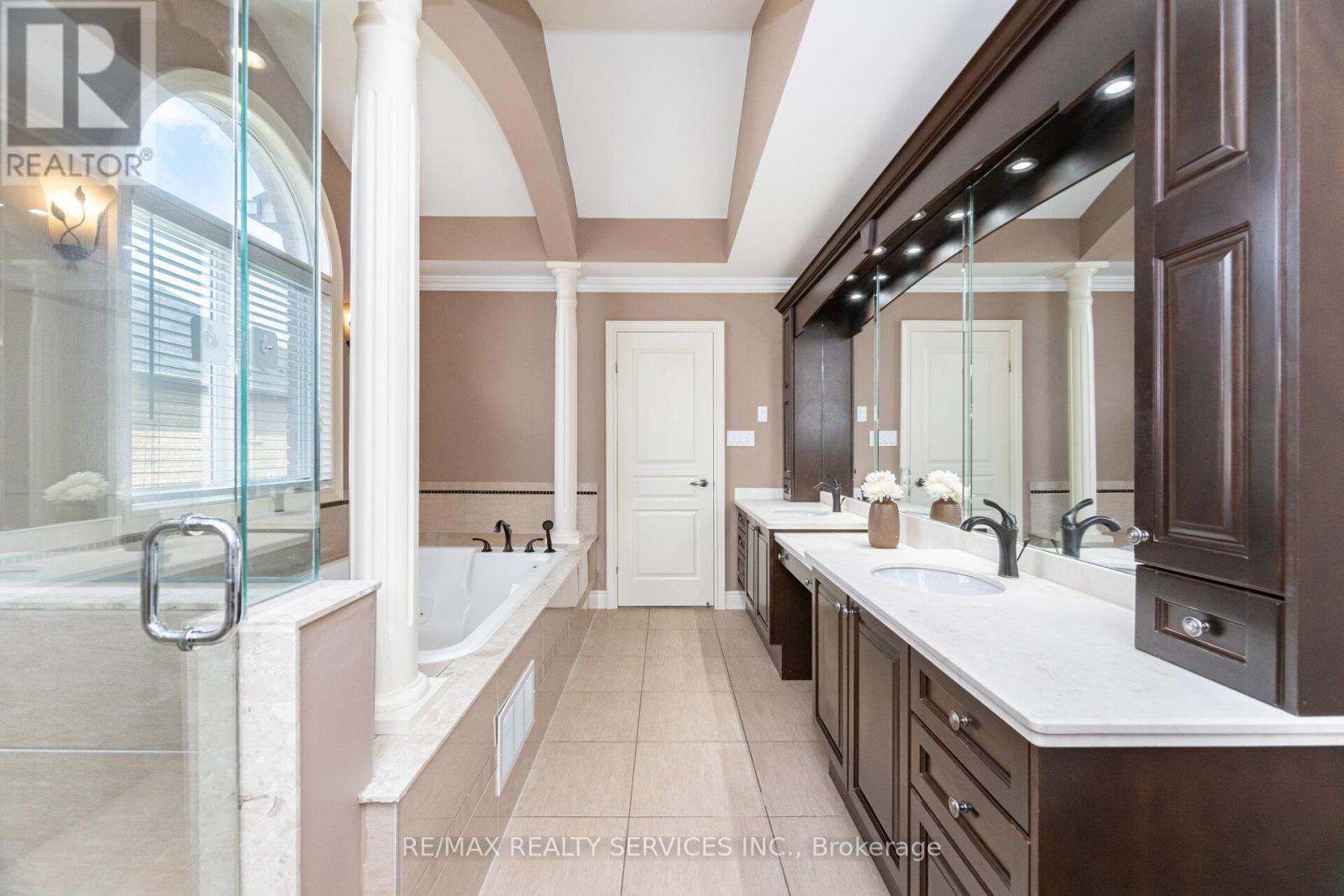 9 Lorupe Court, Hamilton, ON - Indoor Photo Showing Bathroom