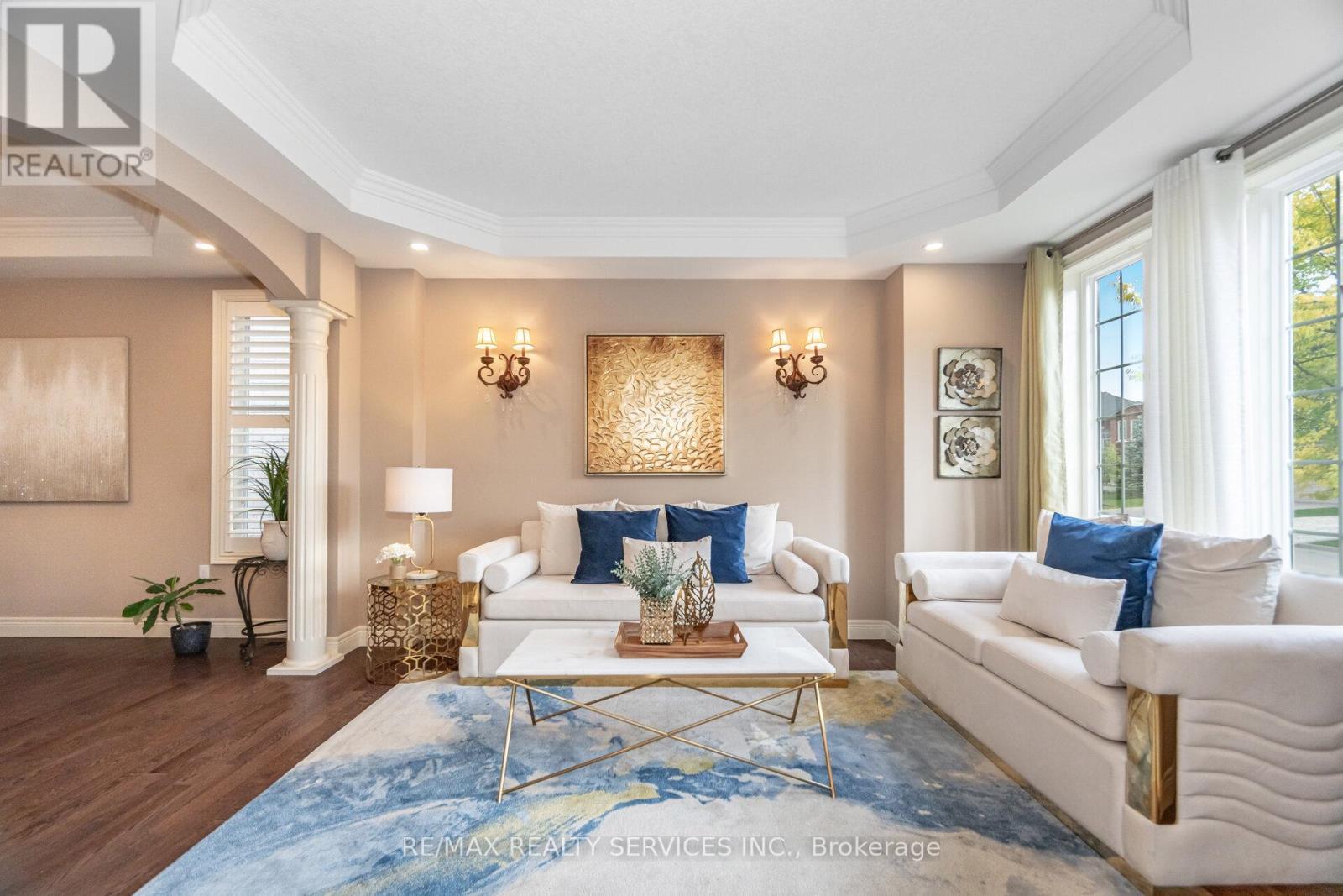 9 Lorupe Court, Hamilton, ON - Indoor Photo Showing Living Room