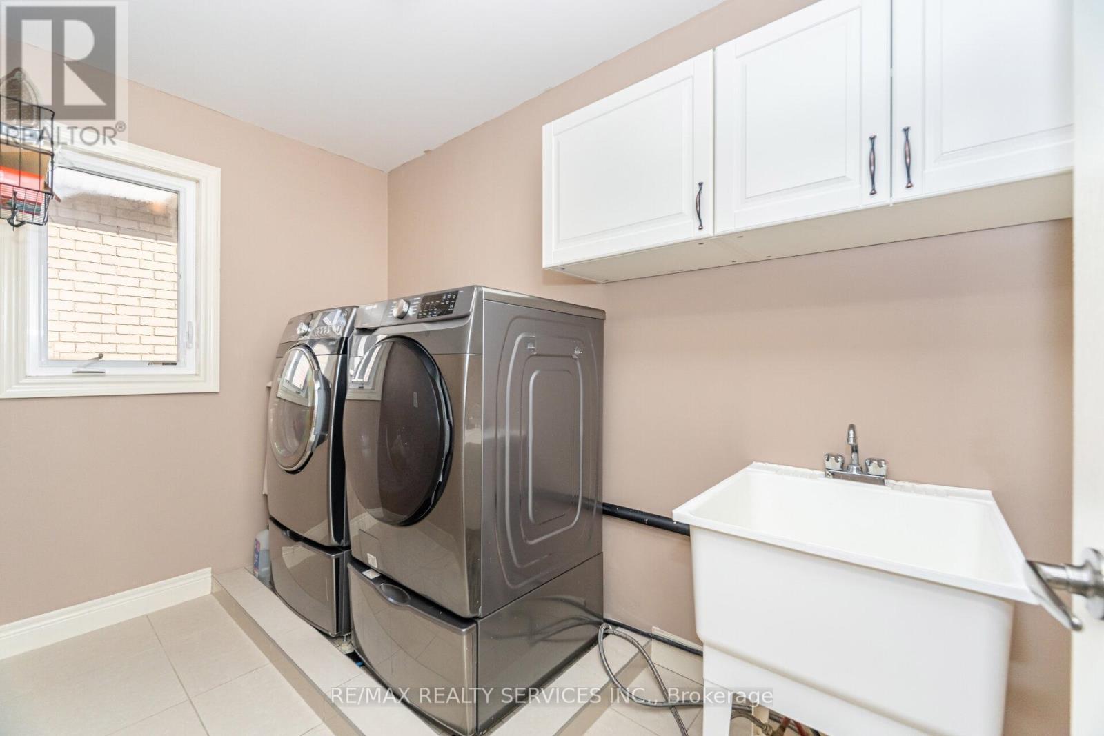 9 Lorupe Court, Hamilton, ON - Indoor Photo Showing Laundry Room