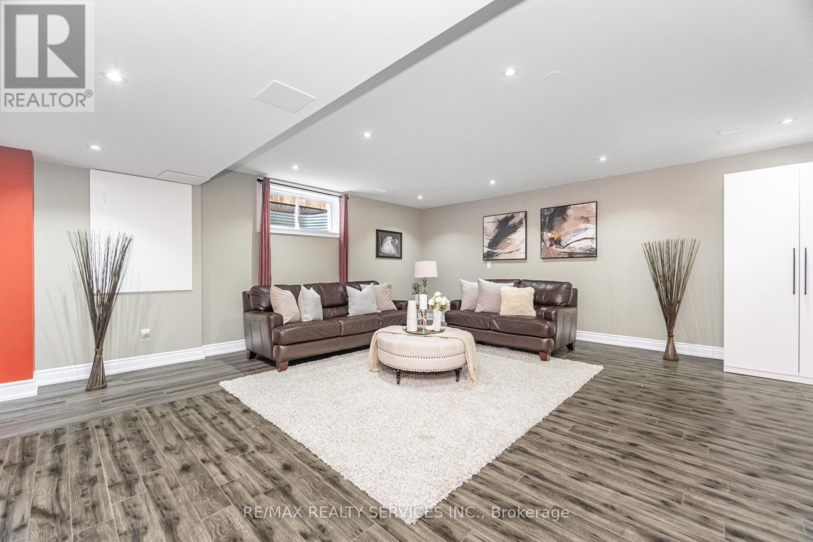 9 Lorupe Court, Hamilton, ON - Indoor Photo Showing Living Room