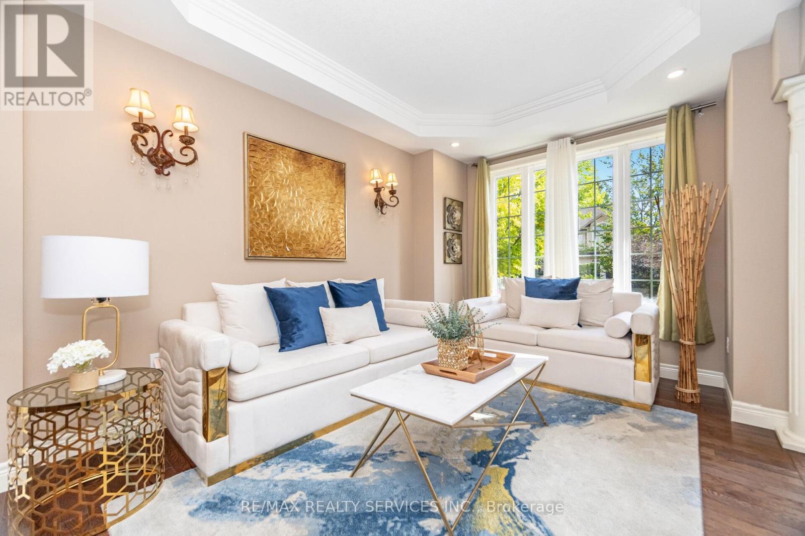 9 Lorupe Court, Hamilton, ON - Indoor Photo Showing Living Room