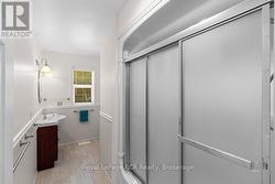 Oversized 4pc. full bathroom -