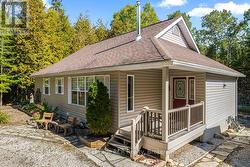 Now let's have a look inside this one-floor home. -