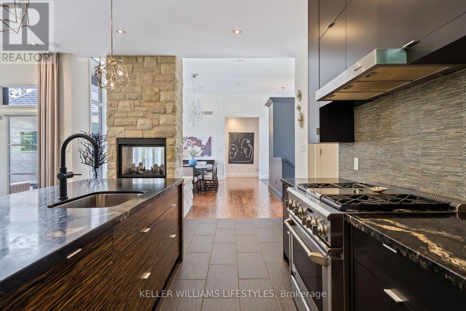 649 Valleystream Walk, London North (North R), ON - Indoor Photo Showing Kitchen With Upgraded Kitchen