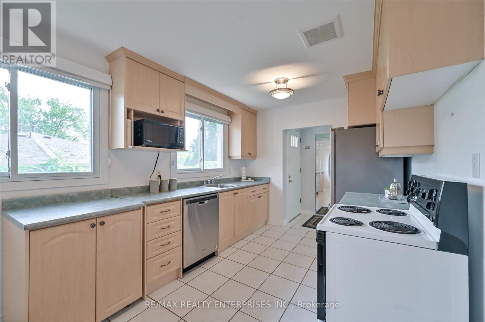 1544 Swanage Crescent, Mississauga, ON - Indoor Photo Showing Kitchen With Double Sink