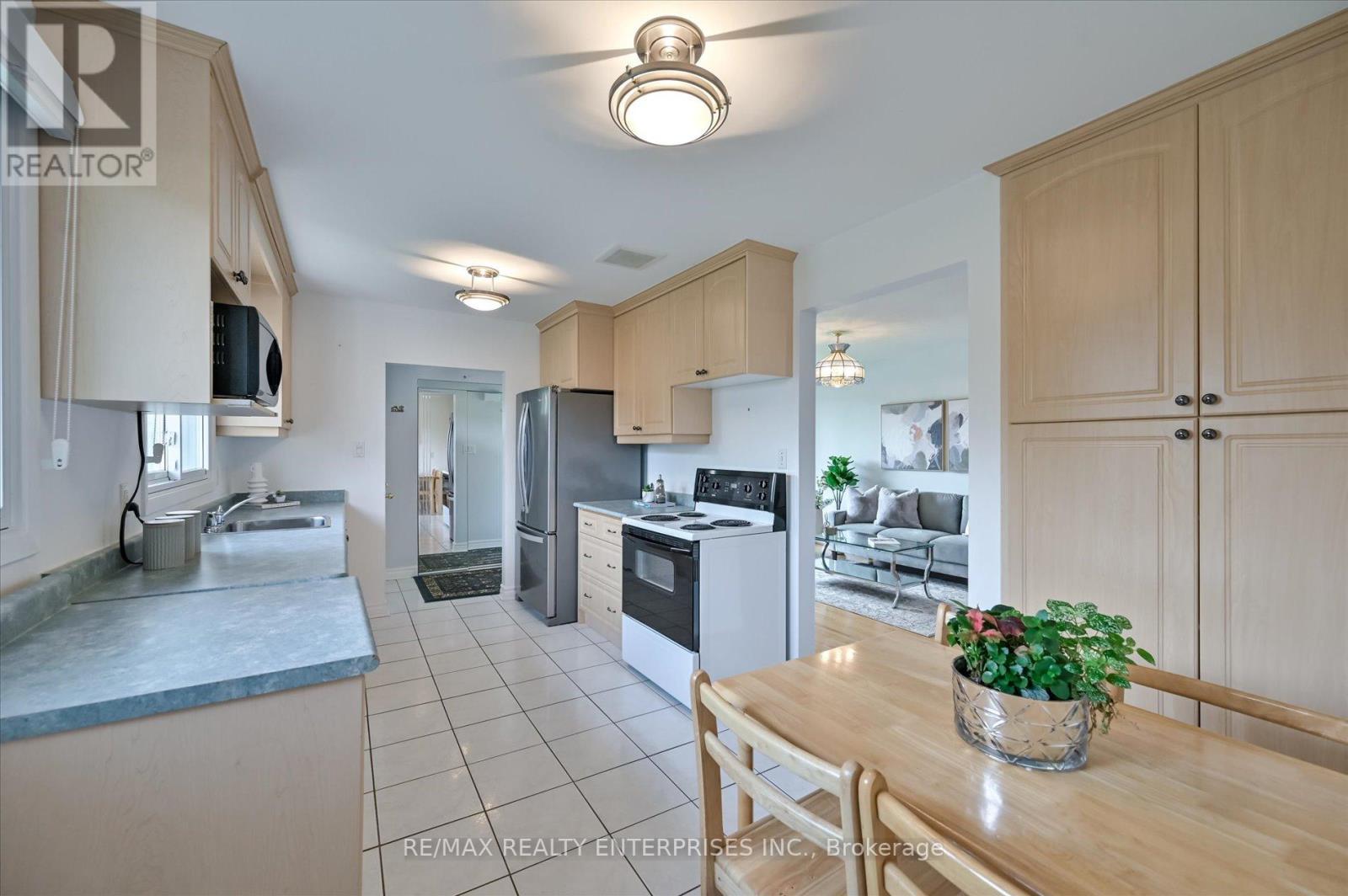 1544 Swanage Crescent, Mississauga, ON - Indoor Photo Showing Kitchen With Double Sink