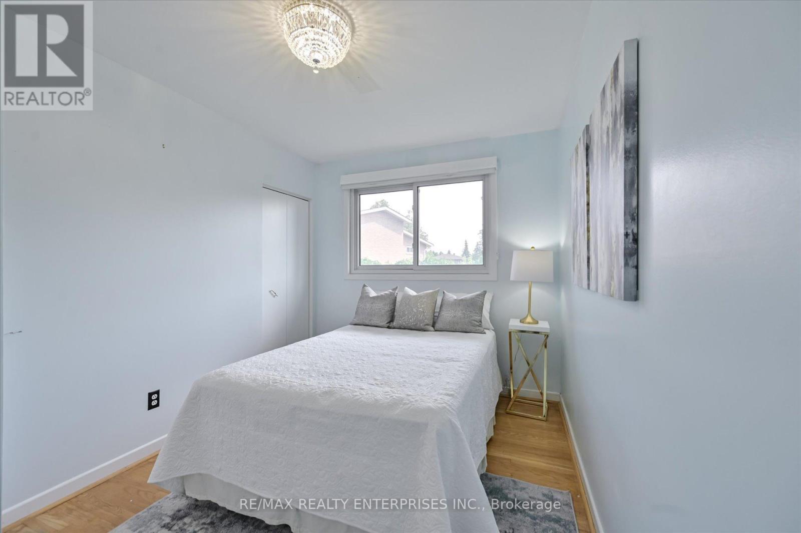 1544 Swanage Crescent, Mississauga, ON - Indoor Photo Showing Bedroom