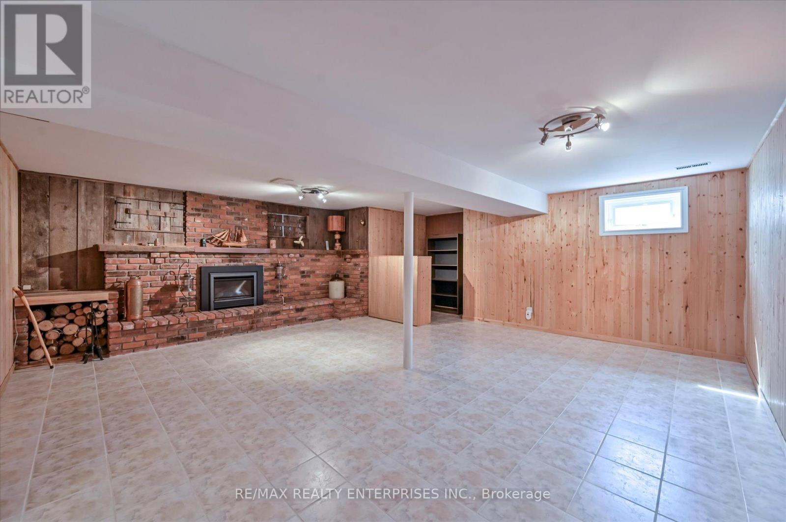 1544 Swanage Crescent, Mississauga, ON - Indoor With Fireplace