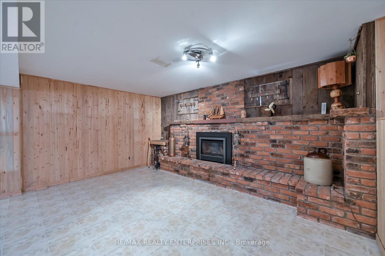 1544 Swanage Crescent, Mississauga, ON - Indoor Photo Showing Other Room With Fireplace
