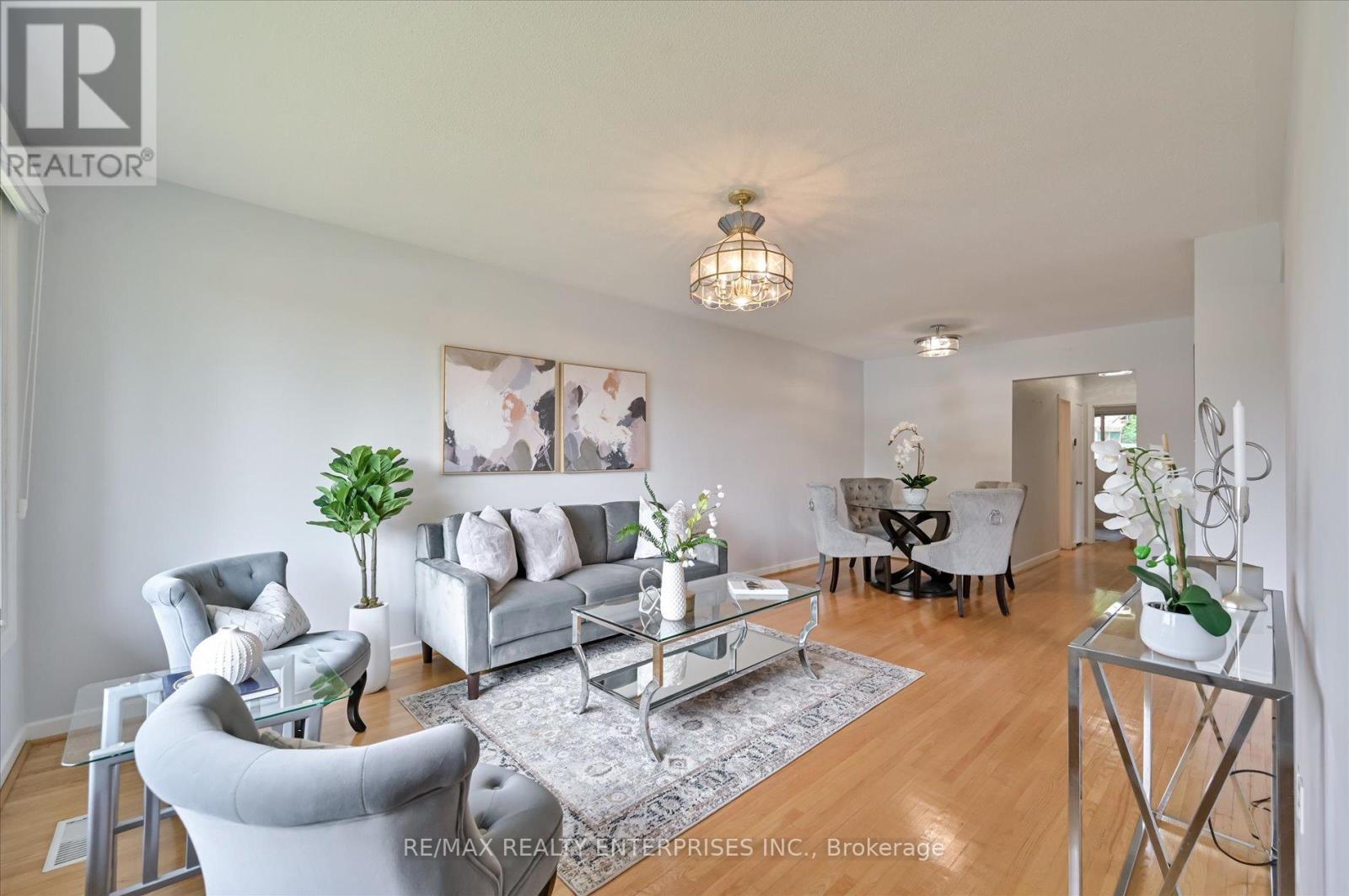 1544 Swanage Crescent, Mississauga, ON - Indoor Photo Showing Living Room