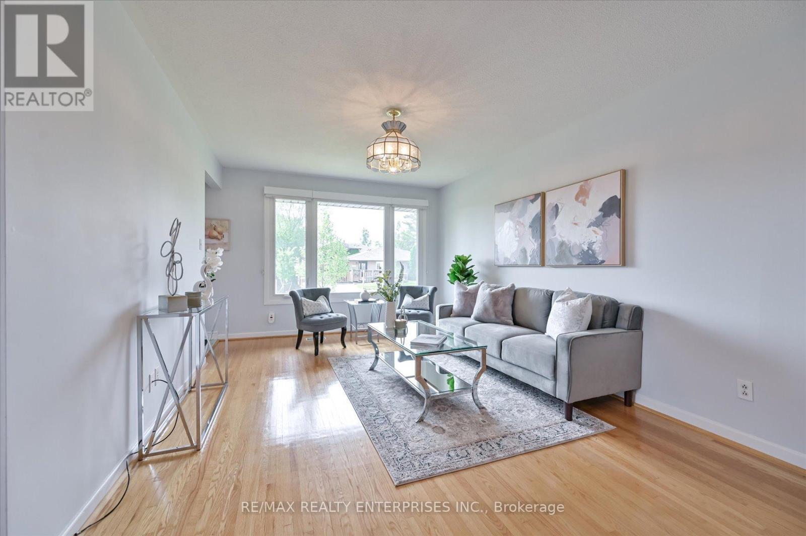 1544 Swanage Crescent, Mississauga, ON - Indoor Photo Showing Living Room