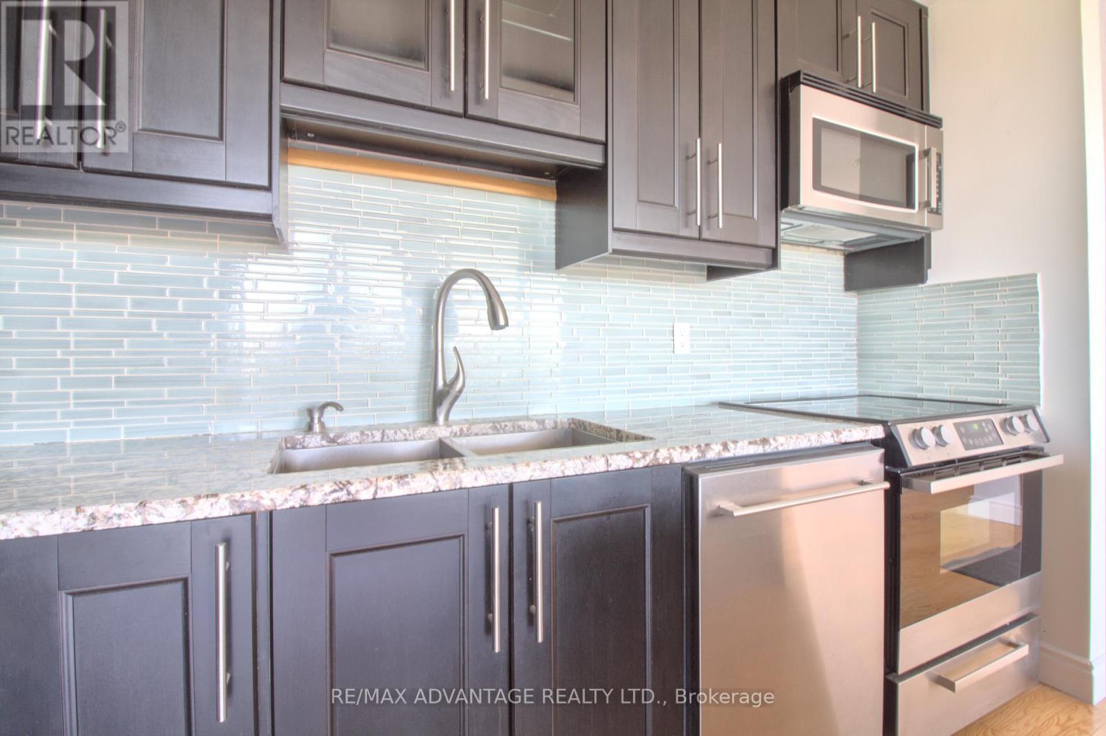 1004 - 600 Talbot Street, London East (East F), ON - Indoor Photo Showing Kitchen With Double Sink With Upgraded Kitchen