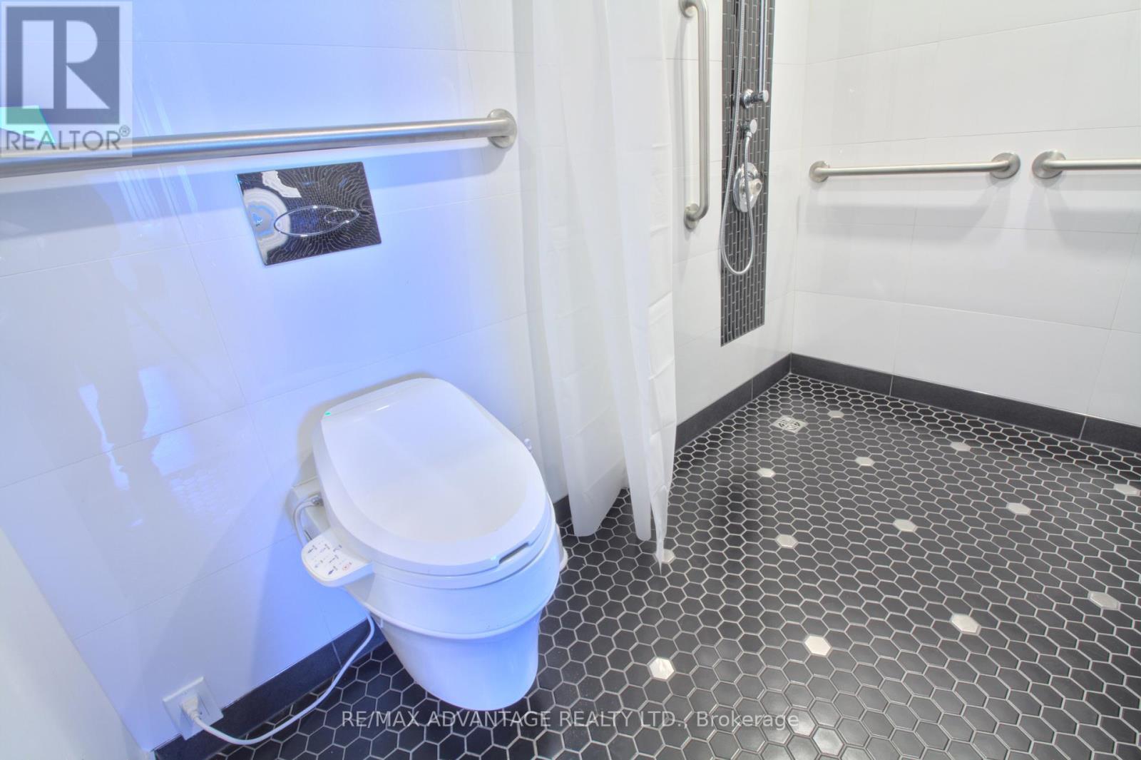 1004 - 600 Talbot Street, London East (East F), ON - Indoor Photo Showing Bathroom