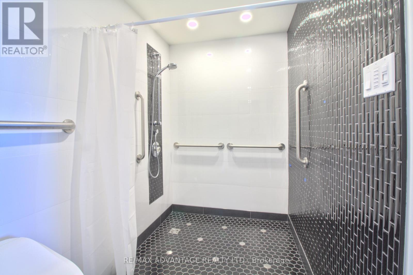 1004 - 600 Talbot Street, London East (East F), ON - Indoor Photo Showing Bathroom