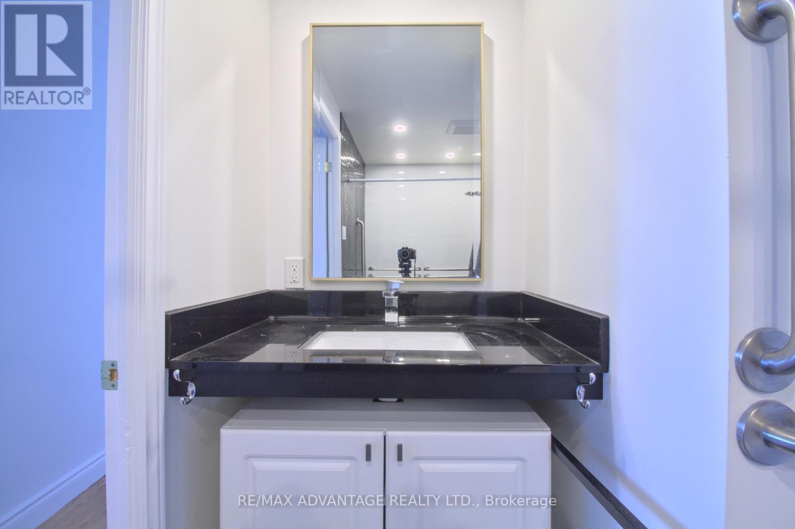 1004 - 600 Talbot Street, London East (East F), ON - Indoor Photo Showing Bathroom