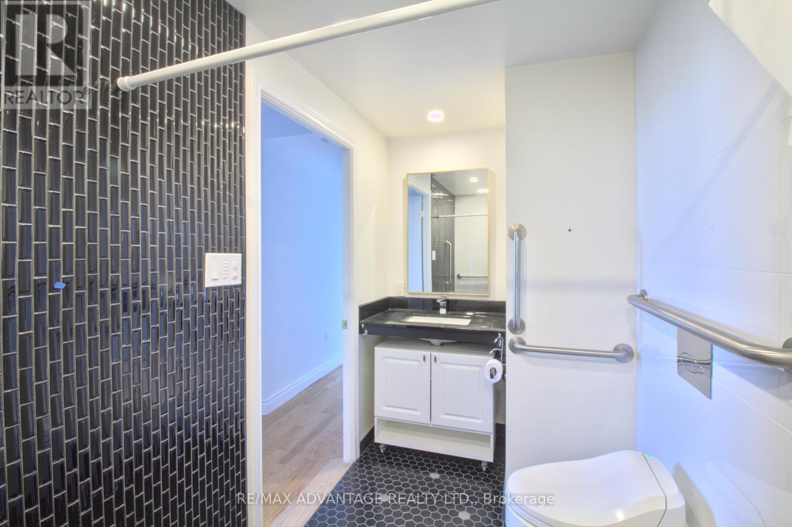 1004 - 600 Talbot Street, London East (East F), ON - Indoor Photo Showing Bathroom