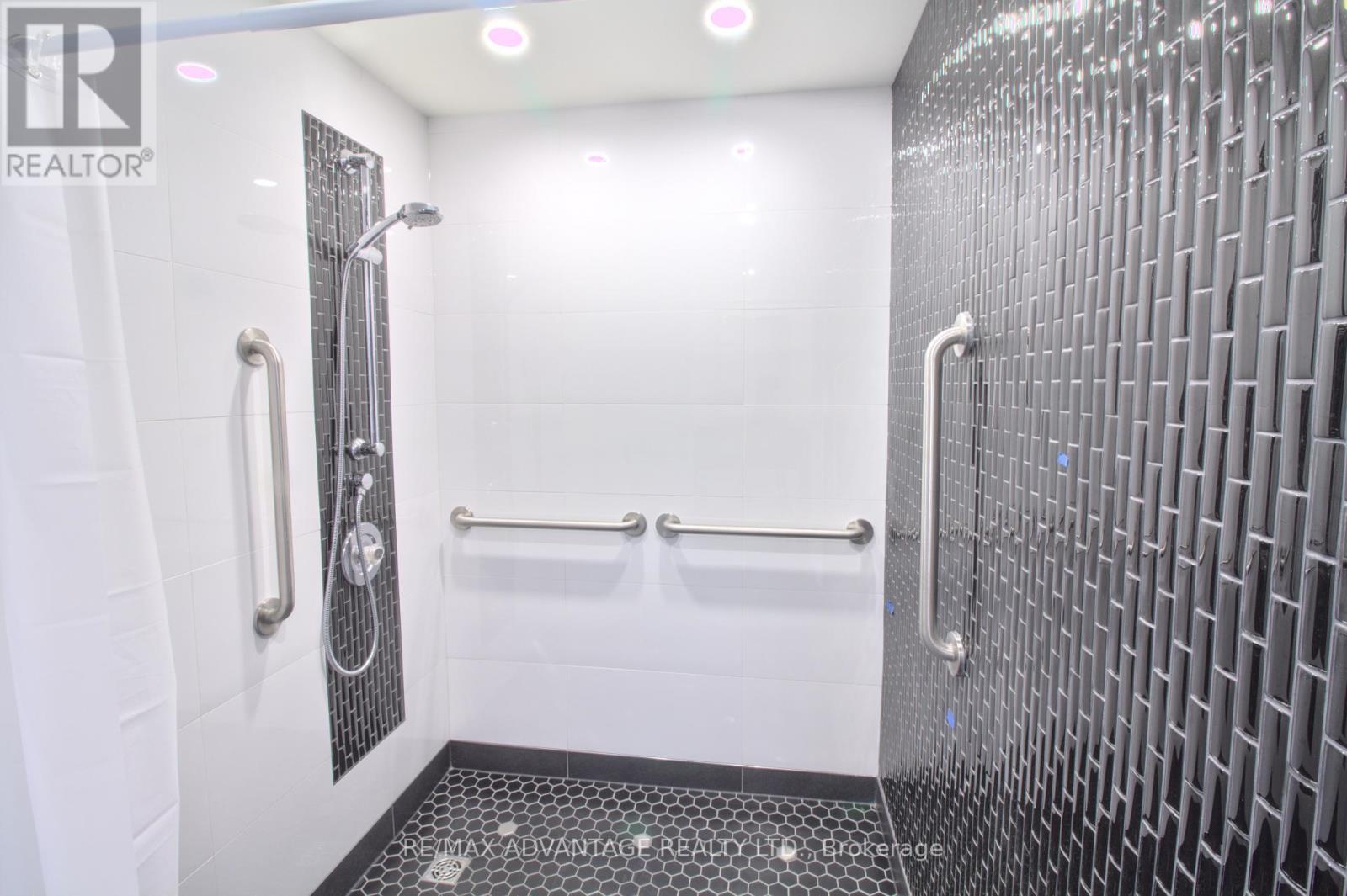 1004 - 600 Talbot Street, London East (East F), ON - Indoor Photo Showing Bathroom