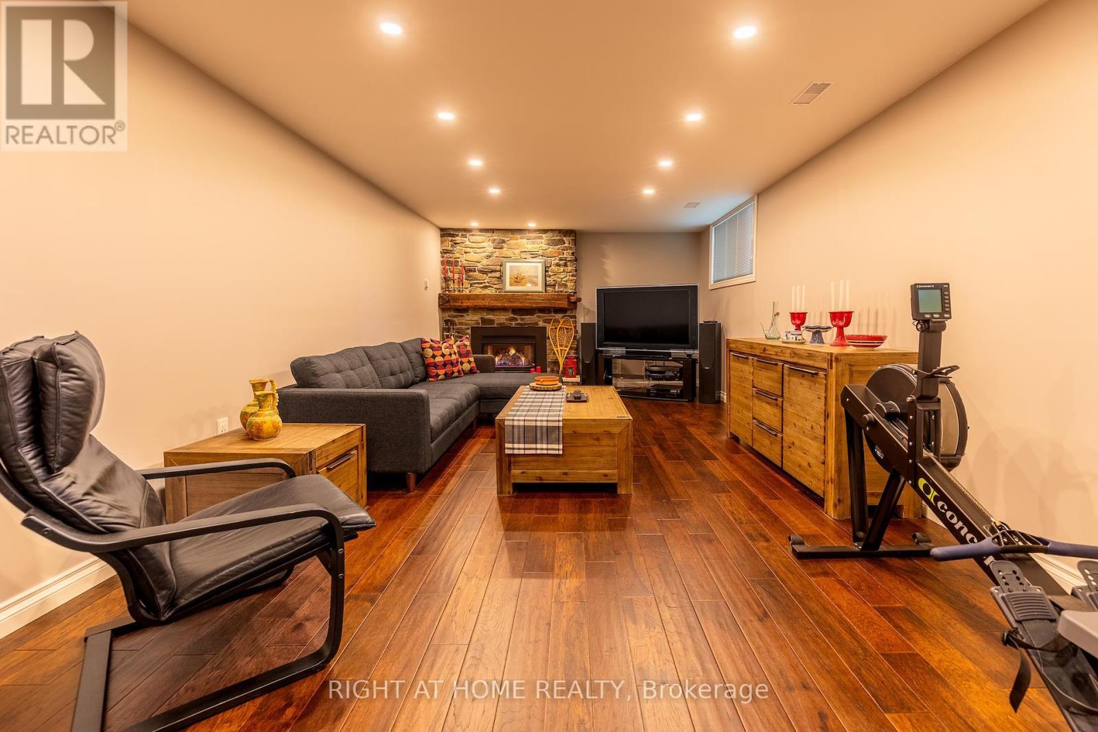 3325 Enniskillen Circle, Mississauga, ON - Indoor With Fireplace