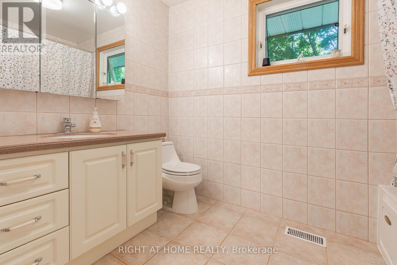 3325 Enniskillen Circle, Mississauga, ON - Indoor Photo Showing Bathroom